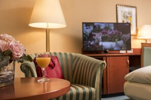 Hypo-allergenic bedding, in-room safe, desk, blackout curtains