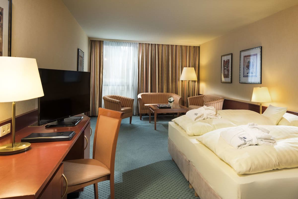 Hypo-allergenic bedding, in-room safe, desk, blackout curtains