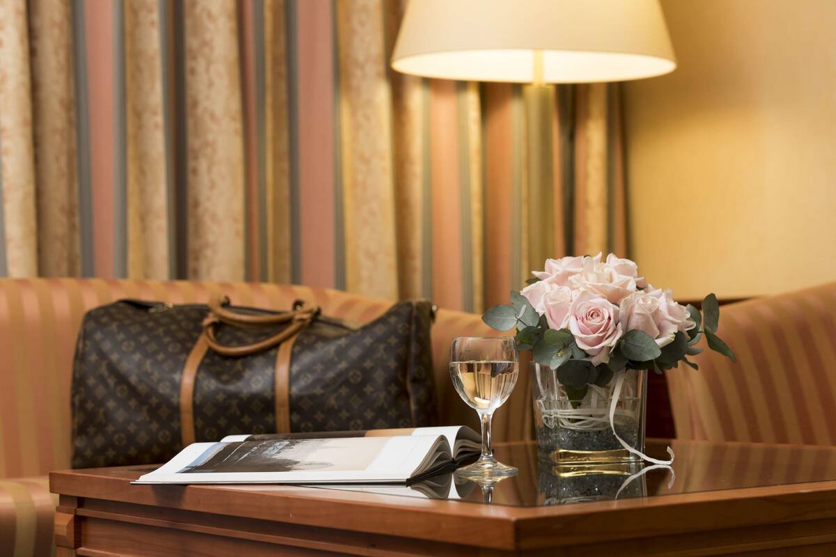 Hypo-allergenic bedding, in-room safe, desk, blackout curtains