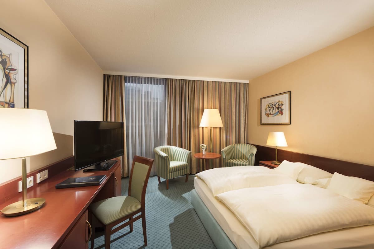 Hypo-allergenic bedding, in-room safe, desk, blackout curtains