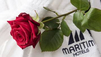 A red rose on a white towel with the text "MARITIM HOTELS".