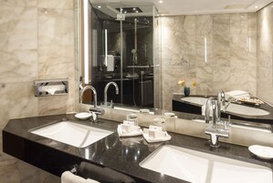 Bañera con ducha, artículos de tocador gratuitos, secador de pelo