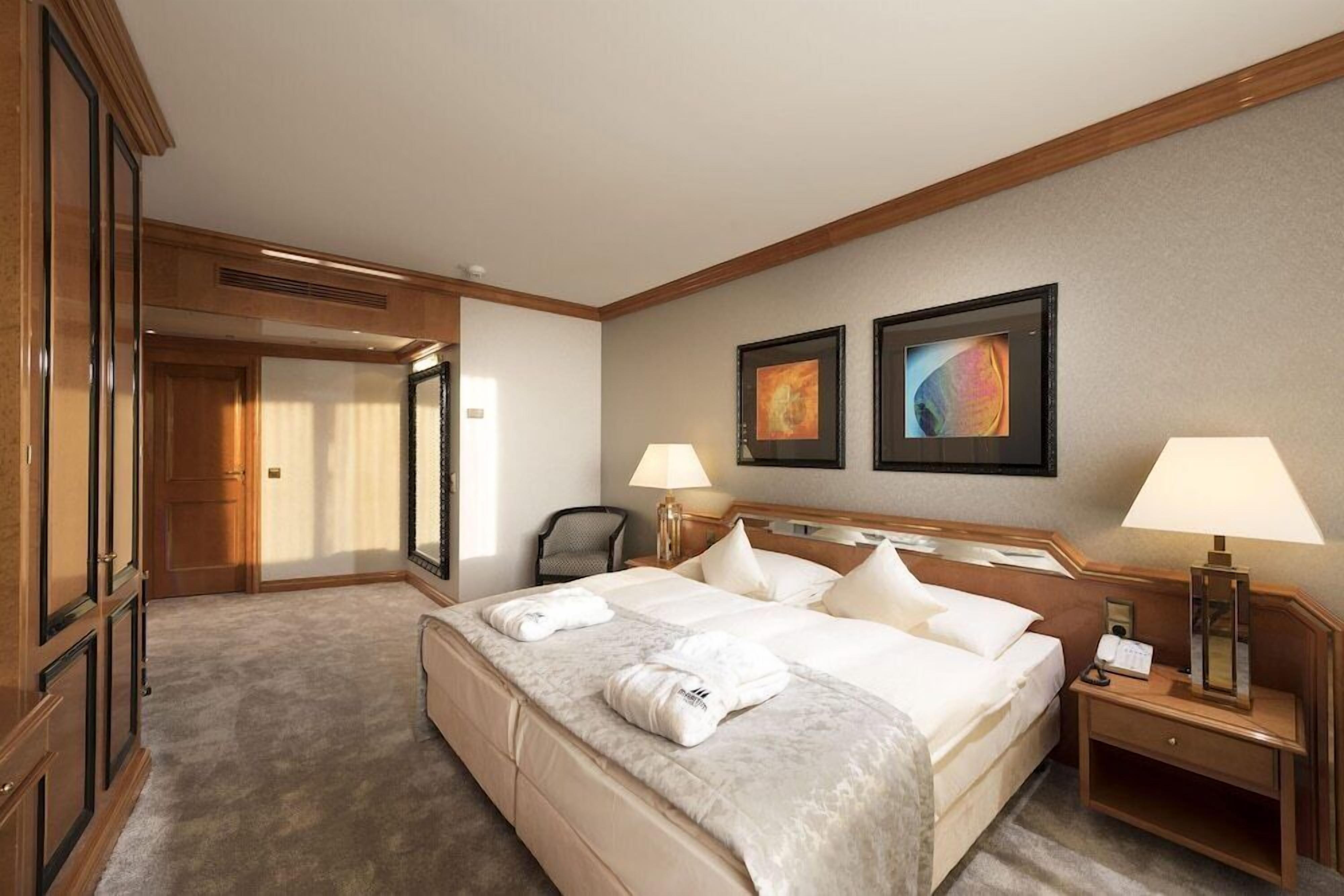 Hypo-allergenic bedding, minibar, in-room safe, desk