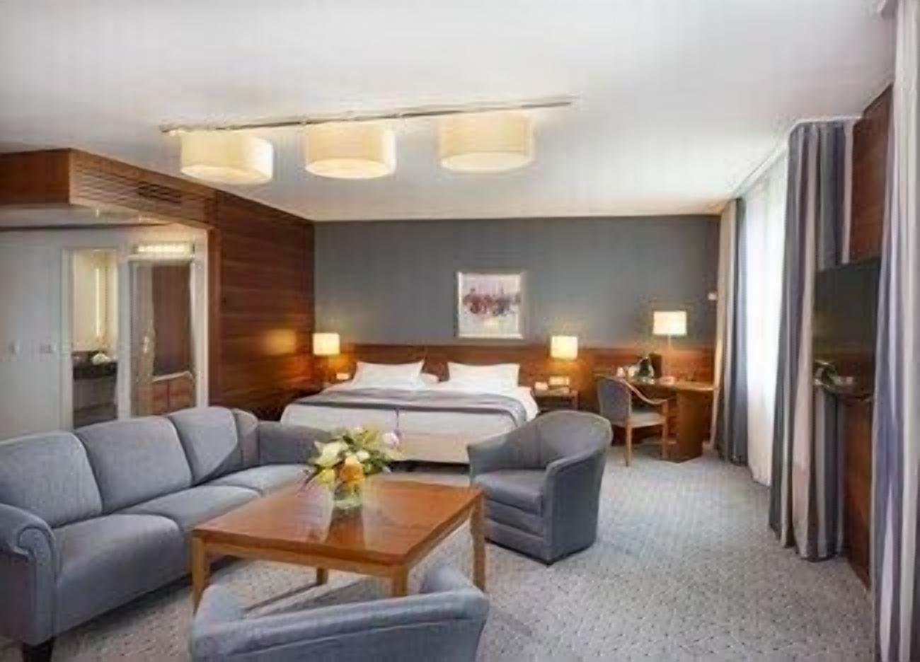 Hypo-allergenic bedding, minibar, in-room safe, desk