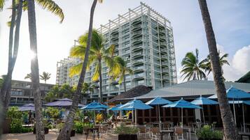 5 restaurantes; se sirve desayuno, almuerzo y cena; cocina americana