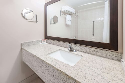 Articles de toilette (gratuits), séchoir à cheveux, serviettes fournies