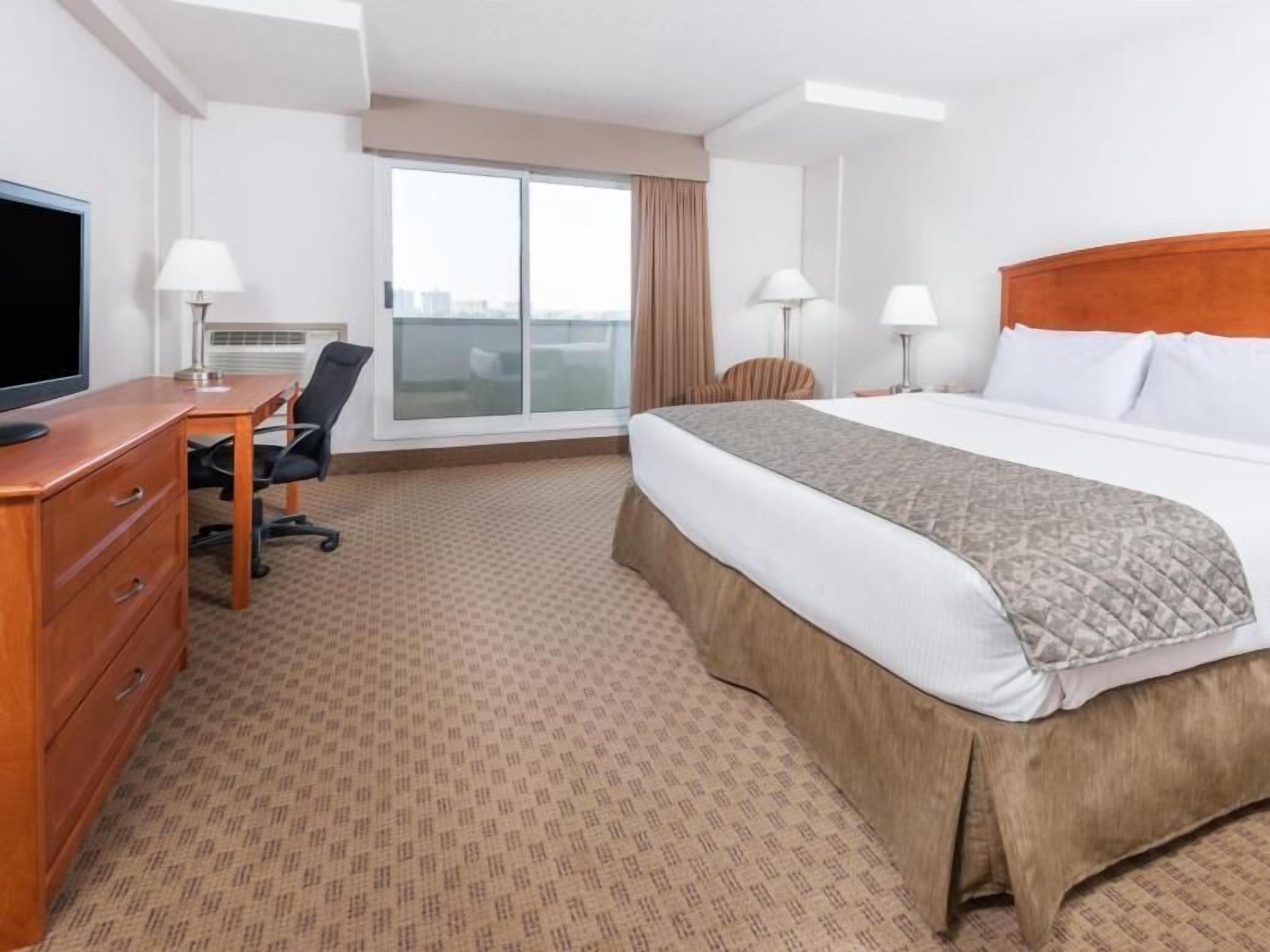 Safe på rommet, skrivebord, blendingsgardiner og strykejern/-brett