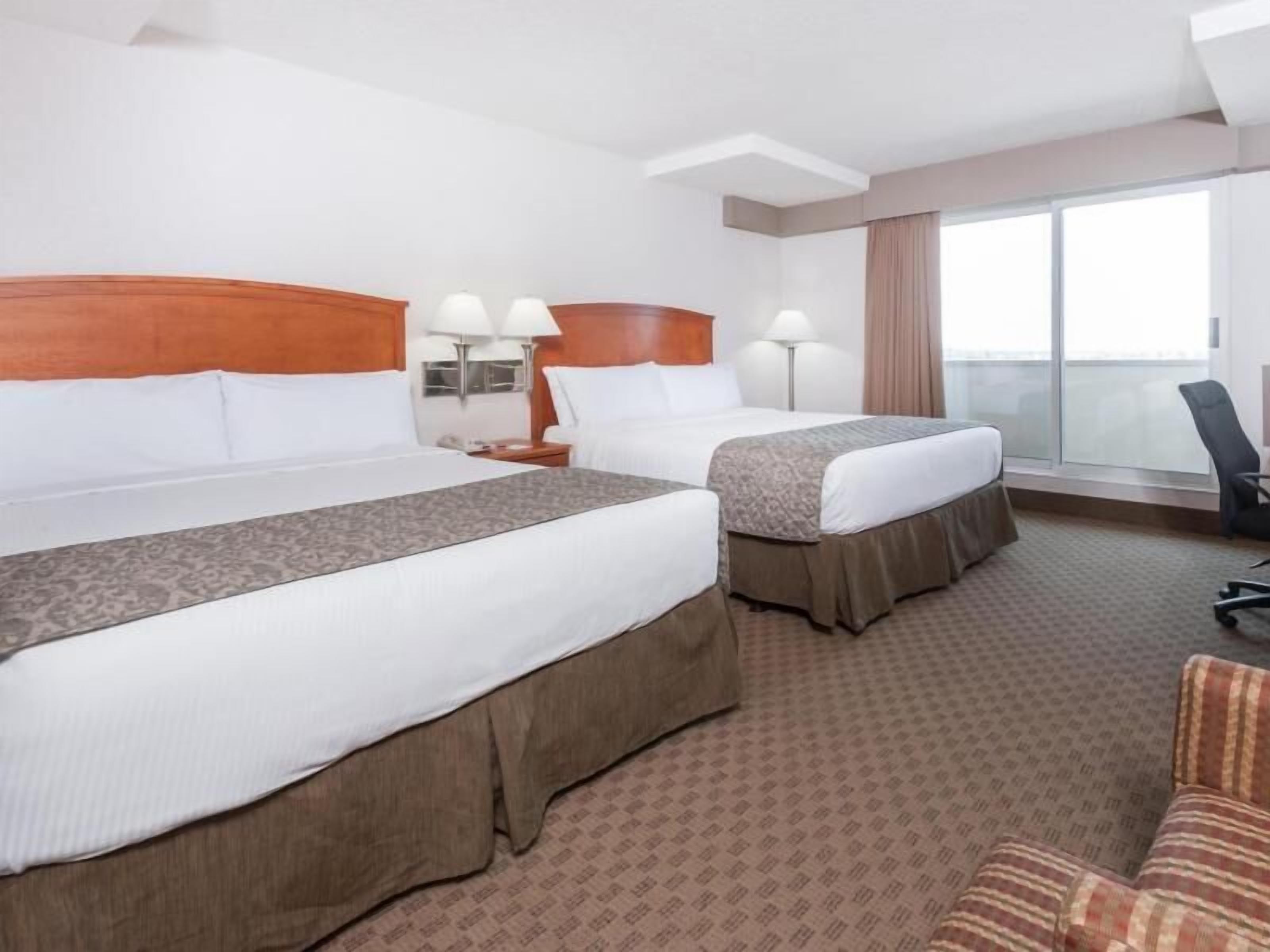 Safe på rommet, skrivebord, blendingsgardiner og strykejern/-brett