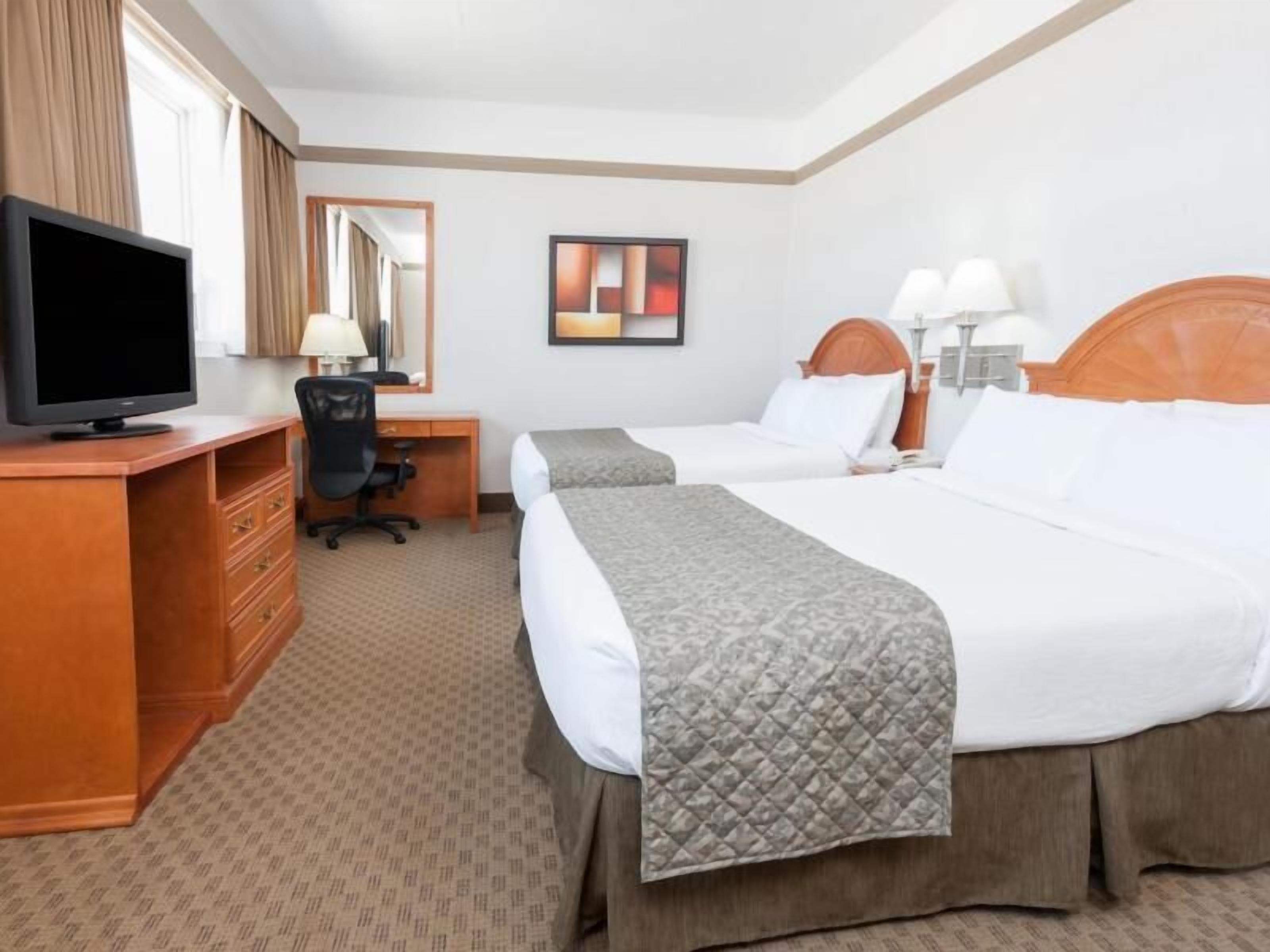 Safe på rommet, skrivebord, blendingsgardiner og strykejern/-brett