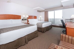 デラックス ルーム クイーンベッド 2 台 禁煙 バルコニー | セーフティボックス (室内)、デスク、遮光カーテン、アイロン / アイロン台