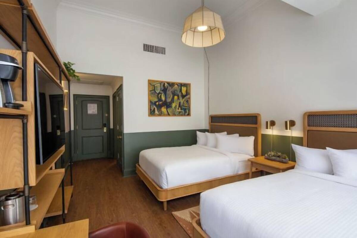 Luxe beddengoed, een kluis op de kamer, een bureau, een laptopwerkplek