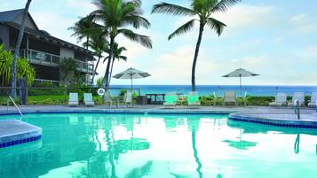 3 albercas al aire libre, sombrillas en la alberca y camastros