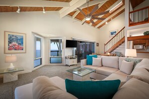 32-inch flat-screen TV with cable channels, TV, table tennis - Kanaloa at Kona by OUTRIGGER (Kailua-Kona)