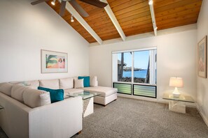 Loftsrom, flere senger, ved havkanten (Kanaloa at Kona, 2 Bath) | Oppholdsområde | En 32-tommers Flatskjerm-TV med kabel-kanaler samt TV og bordtennis