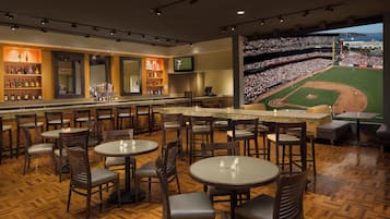 Eine Bar mit Blick auf ein Baseballstadion.