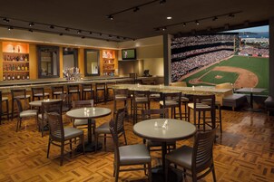Zona de bar con vista a un estadio de béisbol.