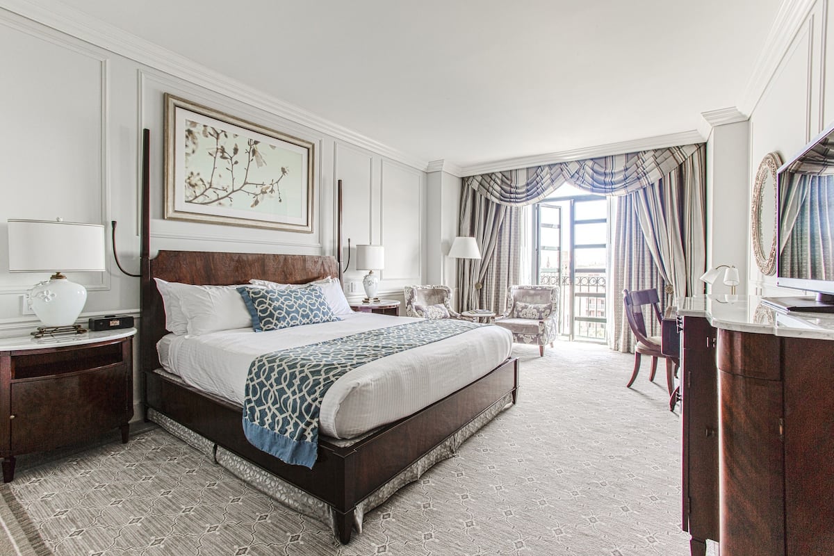 Chambre Premier, 1 très grand lit, balcon | Literie de qualité, lit avec matelas Tempur-Pedic, coffre-fort, bureau