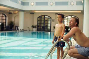 Indendørs pool, parasoller, liggestole