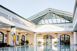 Piscine couverte, parasols de plage, chaises longues