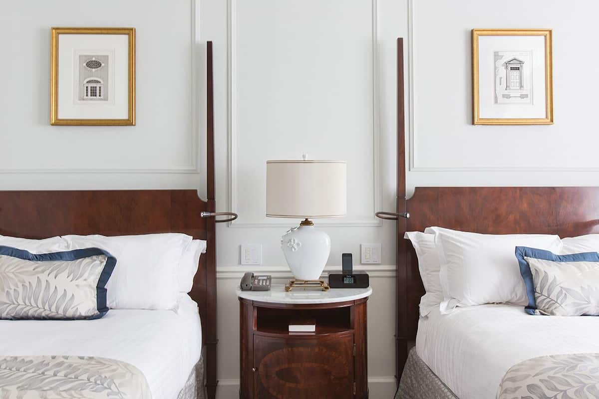 Chambre Club double | Literie de qualité, lit avec matelas Tempur-Pedic, coffre-fort, bureau