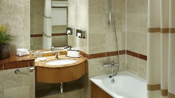 Un baño moderno con bañera, ducha, lavabo e inodoro.