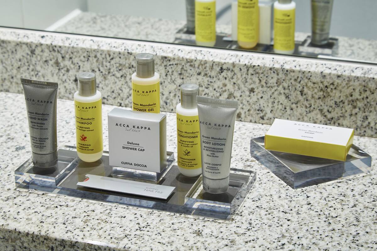 combined shower/bathtub, hair dryer, towels