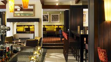2 Bars/Lounges