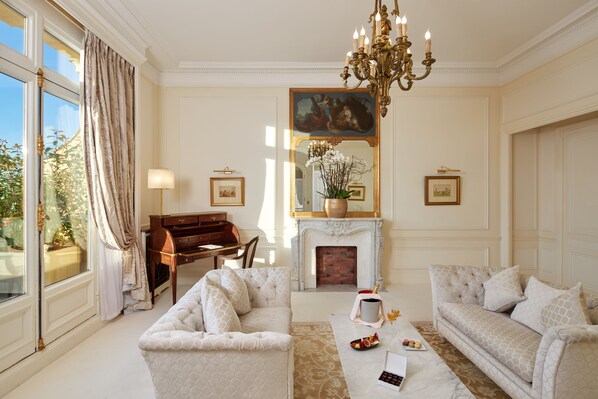 Arc de Triomphe Terrace Suite | Living room