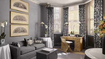 Signature suite | Woonkamer | Een 42-inch ledtelevisie met satellietzenders en televisie