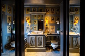 Townhouse Suite | Bathroom | Free toiletries, hair dryer, bathrobes, slippers