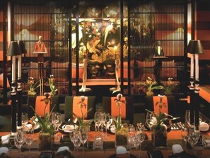 供應早餐、午餐及晚餐