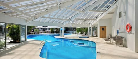 Piscine couverte, piscine extérieure, chaises longues