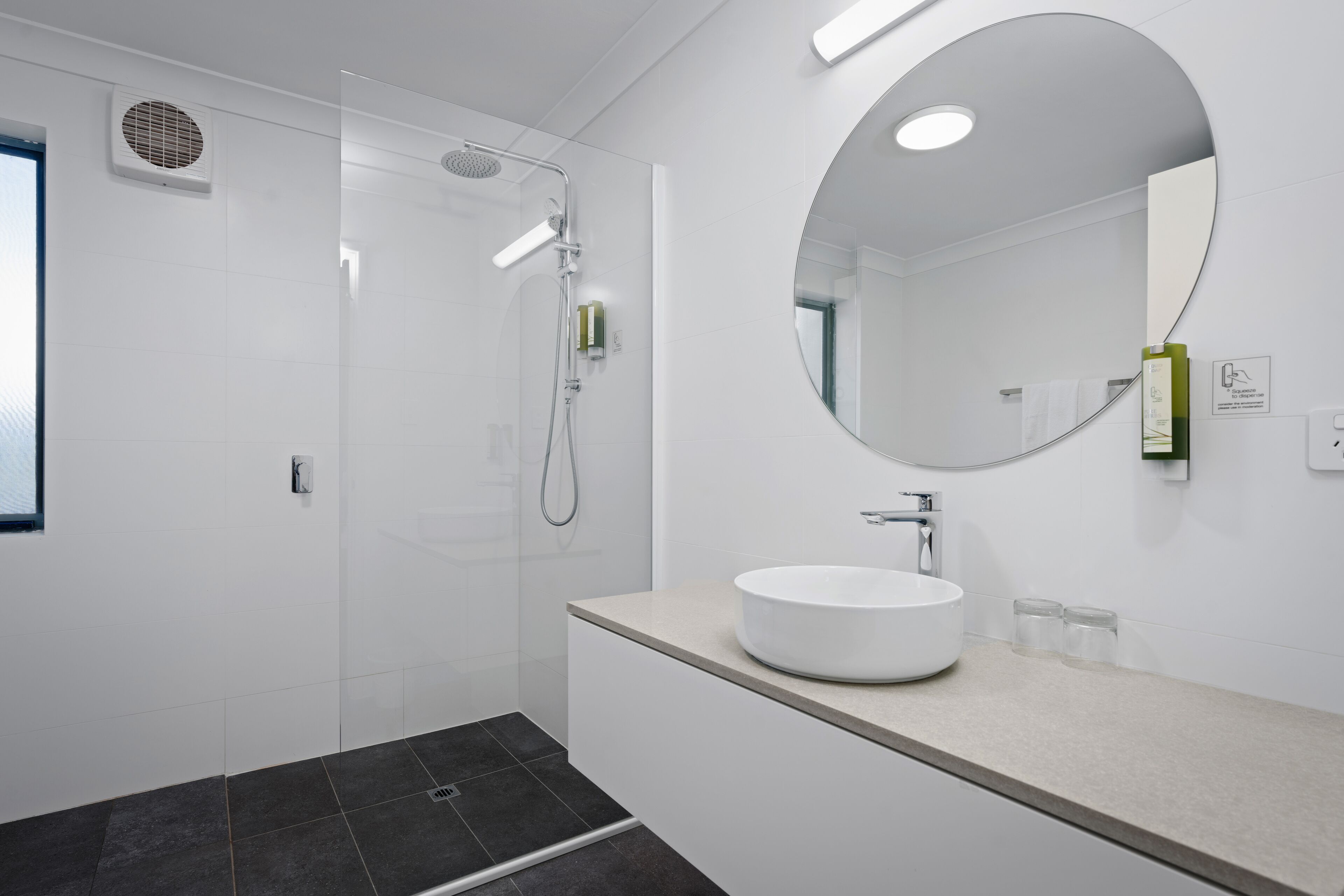 Broadwater Resort Como — image 12