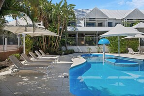 Indoor pool, outdoor pool, pool loungers - Broadwater Resort Como (Como)