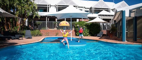 Piscina coperta, piscina all'aperto, lettini