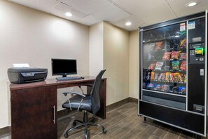 Business center - Comfort Inn & Suites Indianapolis Northwest - College Park (Indianapolis)