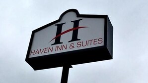 Segnaletica per Haven Inn & Suites, con un logo 'H' ben visibile.