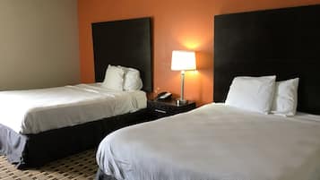 Camas con pillow-top, escritorio, wifi gratis y ropa de cama