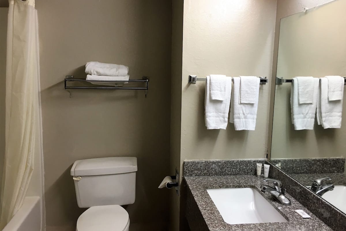 Amenidades de baño gratuitas, secadora de cabello, toallas, jabón