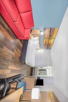 Habitación estándar, 1 cama de matrimonio grande, no fumadores | Escritorio, tabla de planchar con plancha, cunas gratuitas