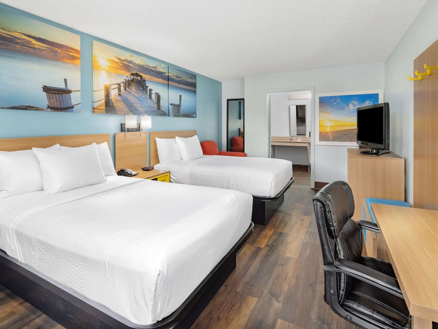 Escritorio, tabla de planchar con plancha y cunas gratuitas