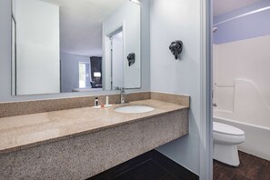 Zimmer, 1 King-Bett | Badezimmer | Duschwanne, kostenlose Toilettenartikel, Haartrockner, Handtücher