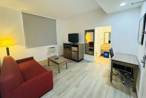 Sviitti, 1 makuuhuone, tupakointi kielletty (2 Queen Beds) | Tallelokero huoneessa, yksilöllisesti sisustettu