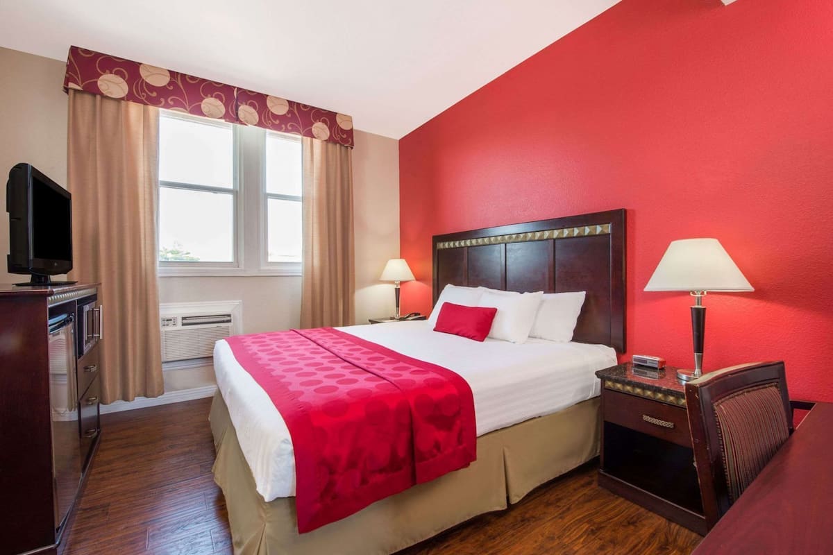 In-room safe, individually decorated, individually furnished, desk