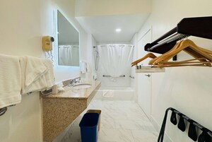 Quarto, 1 cama King, acessível, para não fumantes (Mobility/Hearing) | Banheiro | Chuveiro/banheira combinados, produtos de toalete grátis