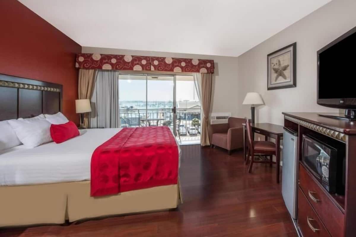 In-room safe, individually decorated, individually furnished, desk