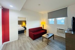 Suite, 1 habitación, no fumadores (2 Queen Beds) | 1 dormitorio, caja fuerte, decoración individual y mobiliario individual