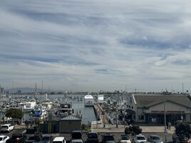 룸, 킹사이즈침대 1개, 금연 (Harbor View) | 객실 내 금고, 각각 다른 스타일의 인테리어, 각각 다르게 가구 비치, 책상