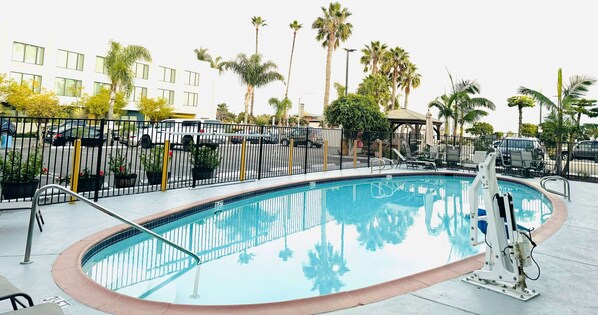 Outdoor pool, open 10:00 AM to 9:00 PM, pool loungers