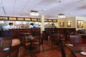 Café da manhã feito na hora todos os dias mediante uma taxa